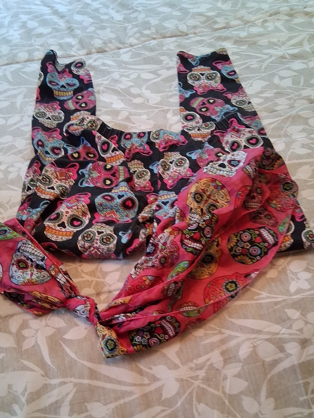 No Boundaries Skull Leggins And Skull Scarf. Size Med (7-9) Juniors.